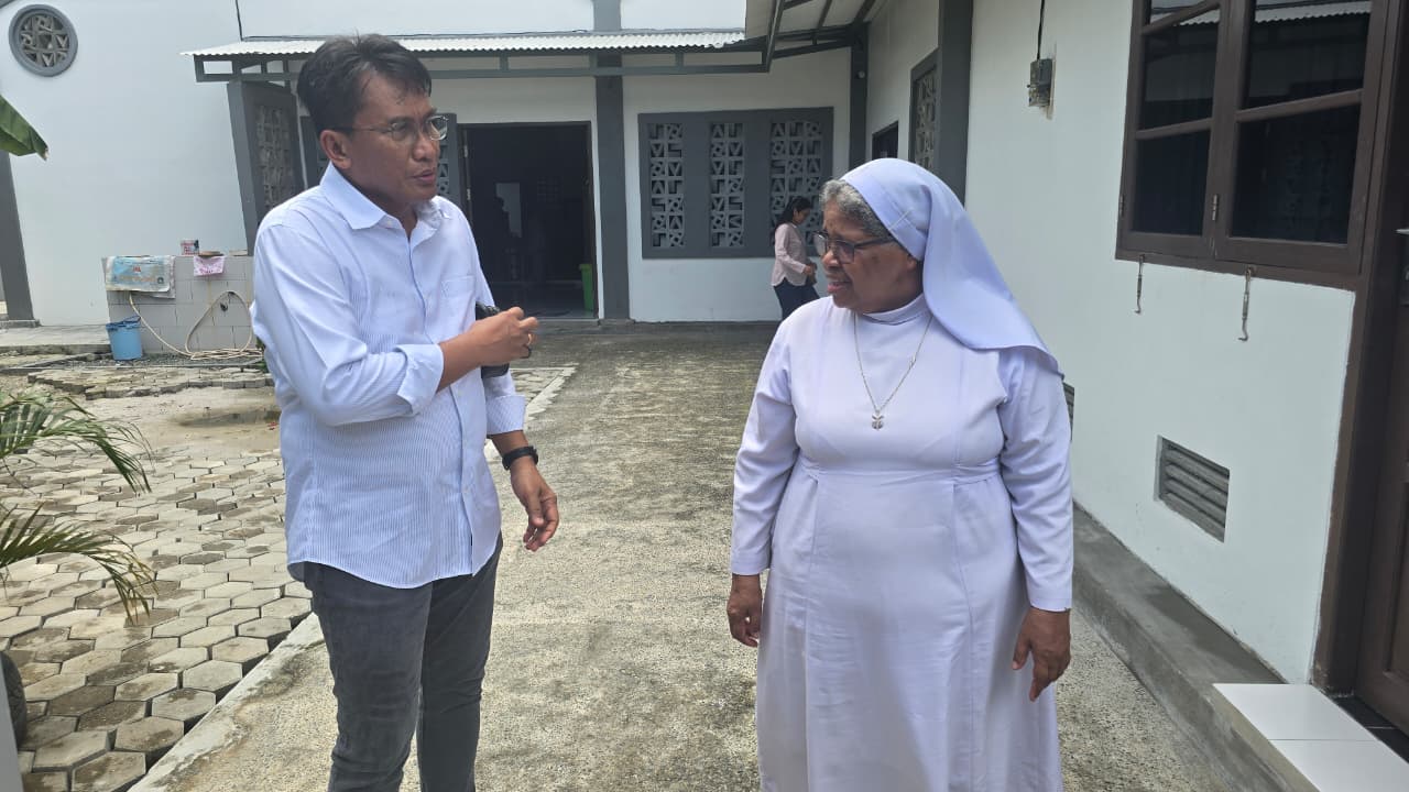 General Manager PLN UIP KLT bersama Suster Yohana Magdalena dari Panti Asuhan Tabita Putri